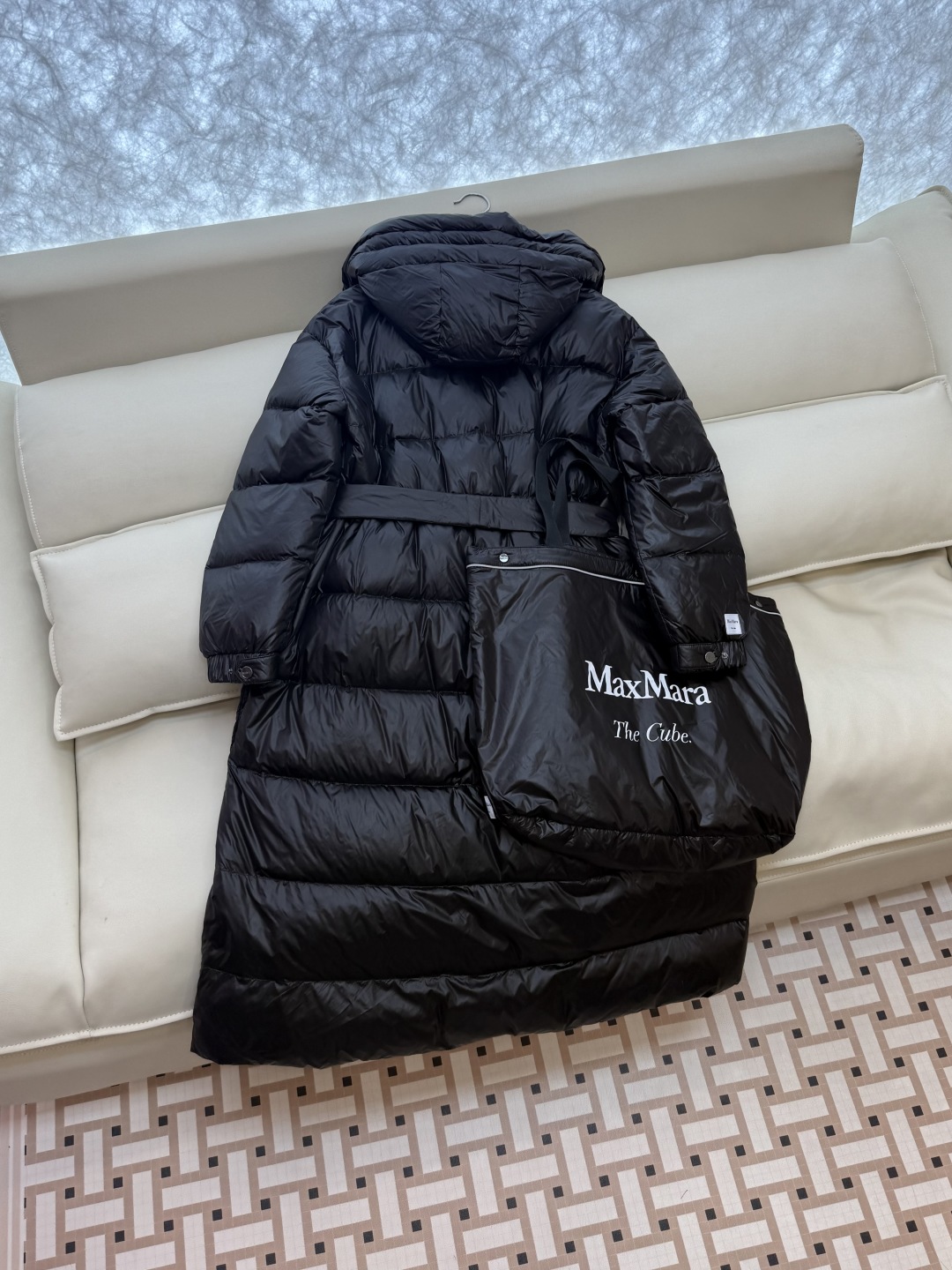 M672#新款羽绒服⚠️2025。
max mara  配原包装 原标顶级版 90% 鹅绒羽绒服  黑色