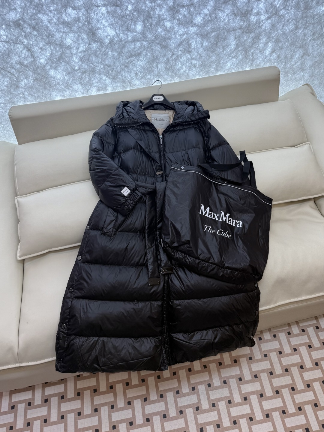 M672#新款羽绒服⚠️2025。
max mara  配原包装 原标顶级版 90% 鹅绒羽绒服  黑色