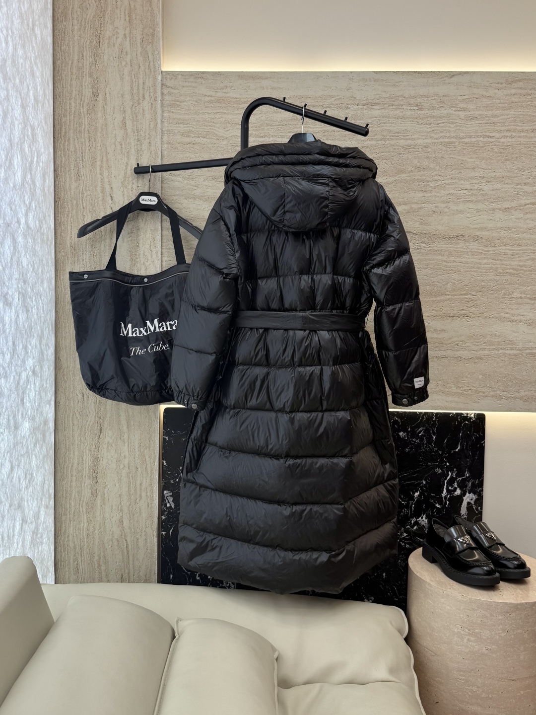 M672#新款羽绒服⚠️2025。
max mara  配原包装 原标顶级版 90% 鹅绒羽绒服  黑色