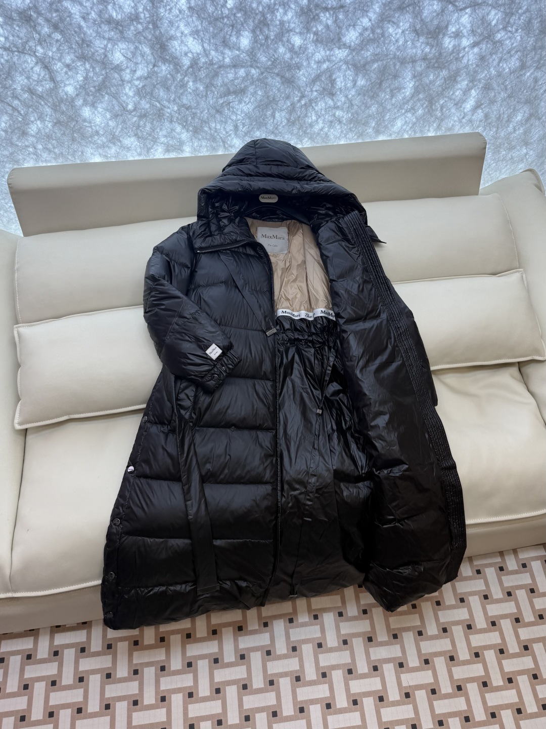 M672#新款羽绒服⚠️2025。
max mara  配原包装 原标顶级版 90% 鹅绒羽绒服  黑色