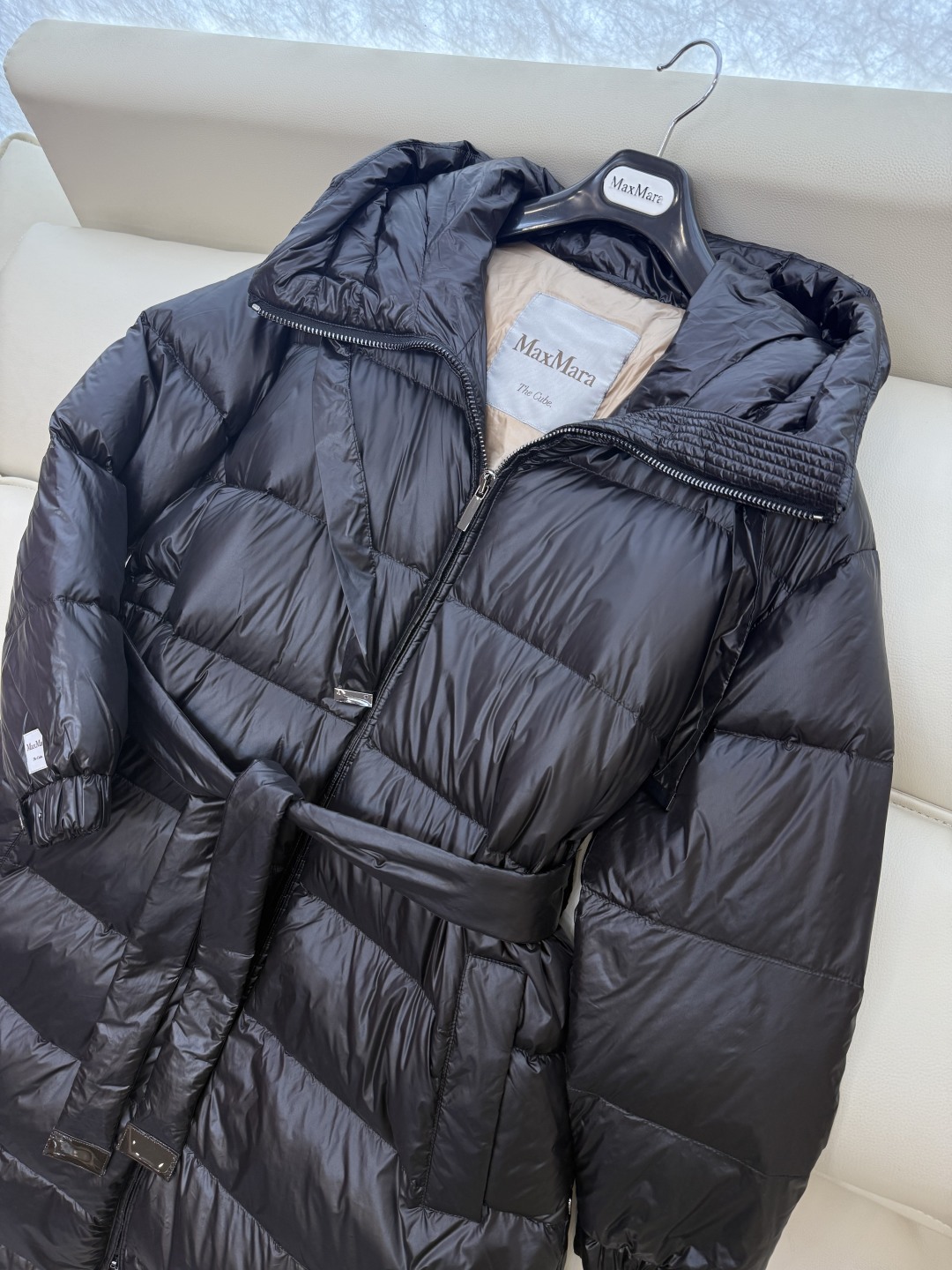 M672#新款羽绒服⚠️2025。
max mara  配原包装 原标顶级版 90% 鹅绒羽绒服  黑色