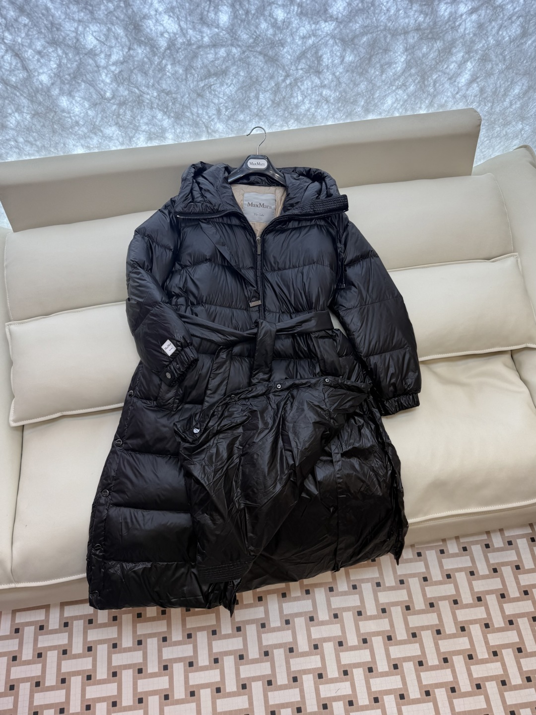 M672#新款羽绒服⚠️2025。
max mara  配原包装 原标顶级版 90% 鹅绒羽绒服  黑色