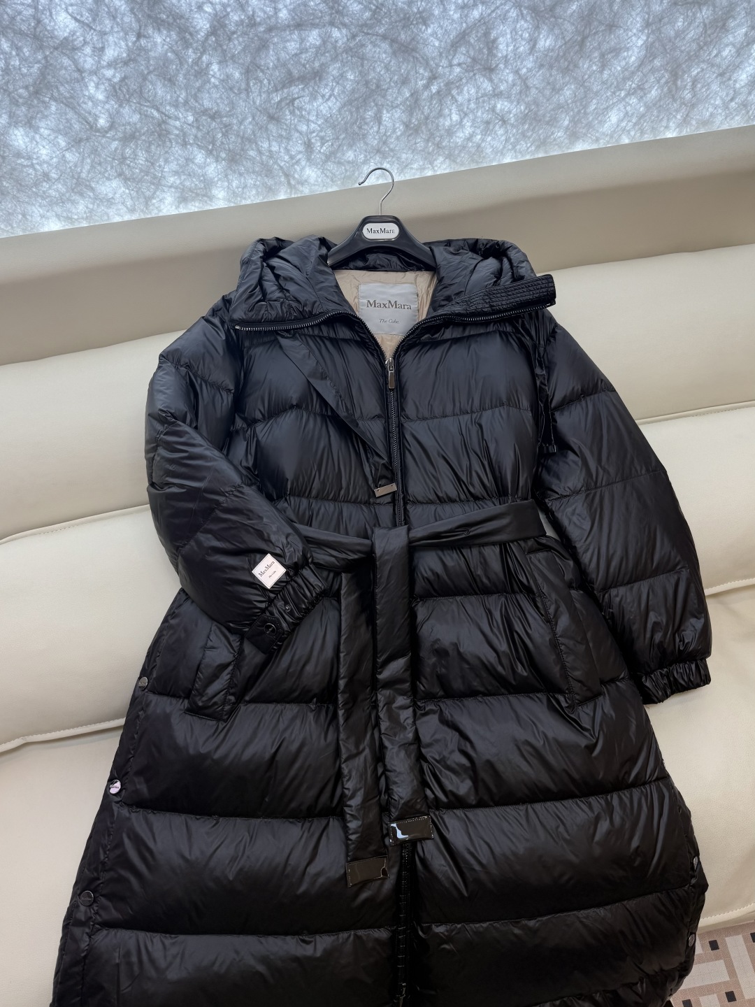 M672#新款羽绒服⚠️2025。
max mara  配原包装 原标顶级版 90% 鹅绒羽绒服  黑色