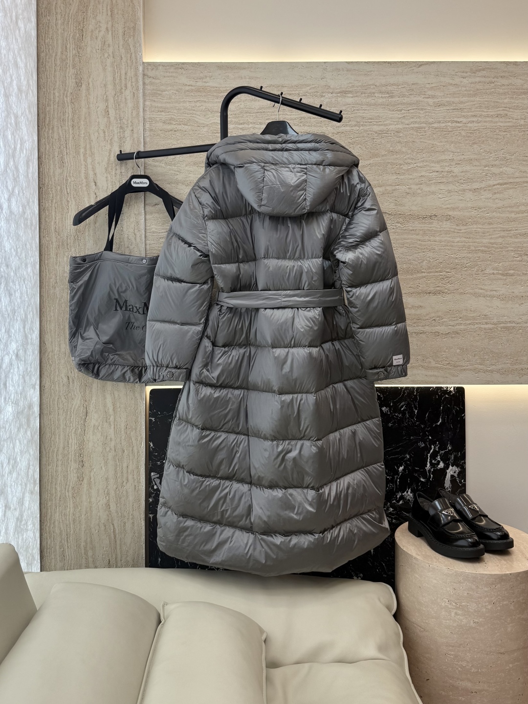 M672#新款羽绒服⚠️2025。
max mara  配原包装 原标顶级版 90% 鹅绒羽绒服  黑色
