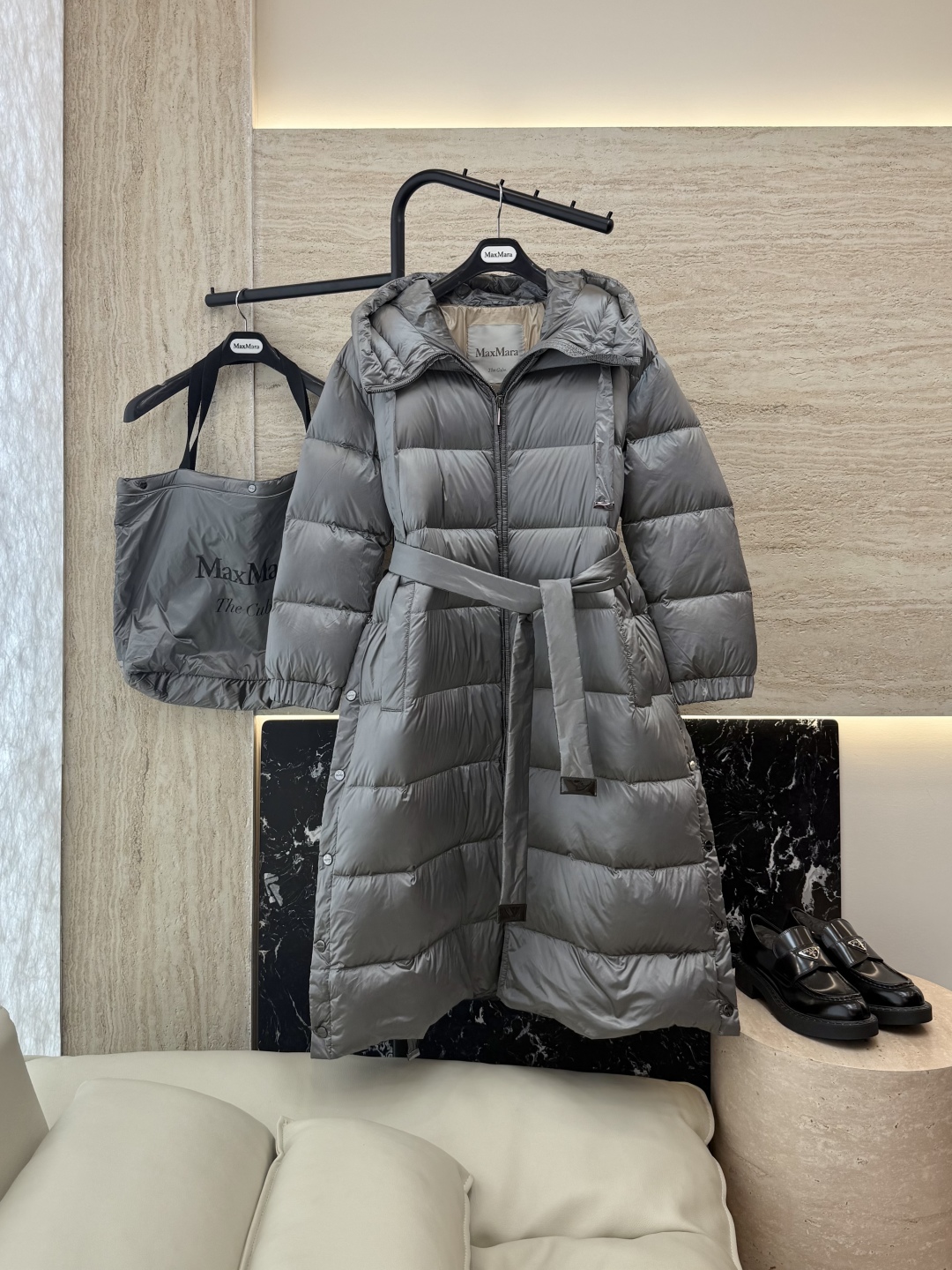 M672#新款羽绒服⚠️2025。
max mara  配原包装 原标顶级版 90% 鹅绒羽绒服  黑色