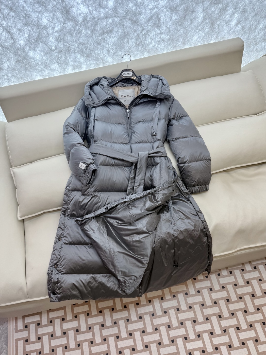 M672#新款羽绒服⚠️2025。
max mara  配原包装 原标顶级版 90% 鹅绒羽绒服  黑色