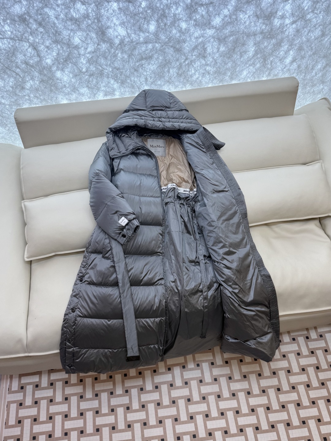 M672#新款羽绒服⚠️2025。
max mara  配原包装 原标顶级版 90% 鹅绒羽绒服  黑色