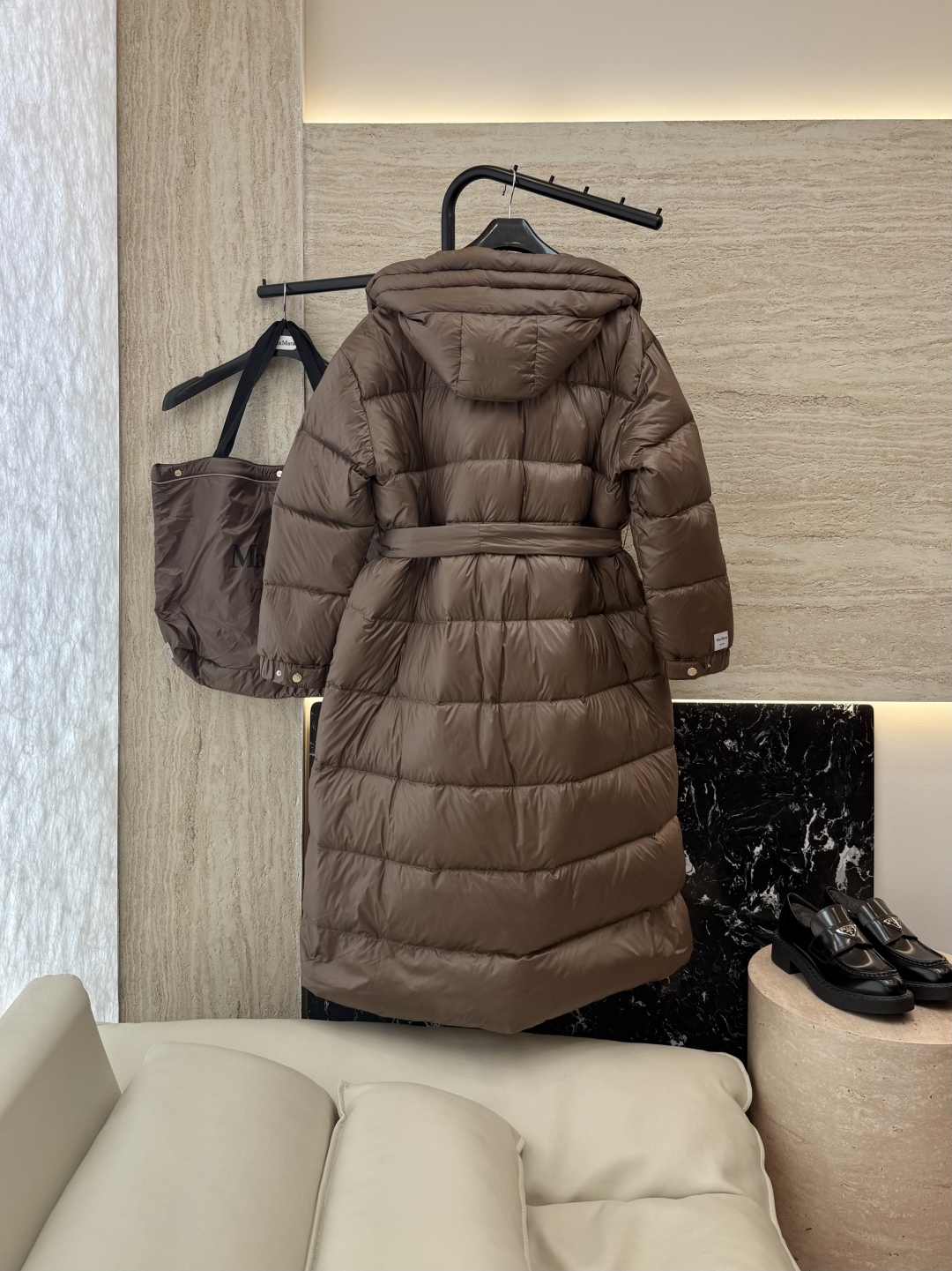 M672#新款羽绒服⚠️2025。
max mara  配原包装 原标顶级版 90% 鹅绒羽绒服  黑色