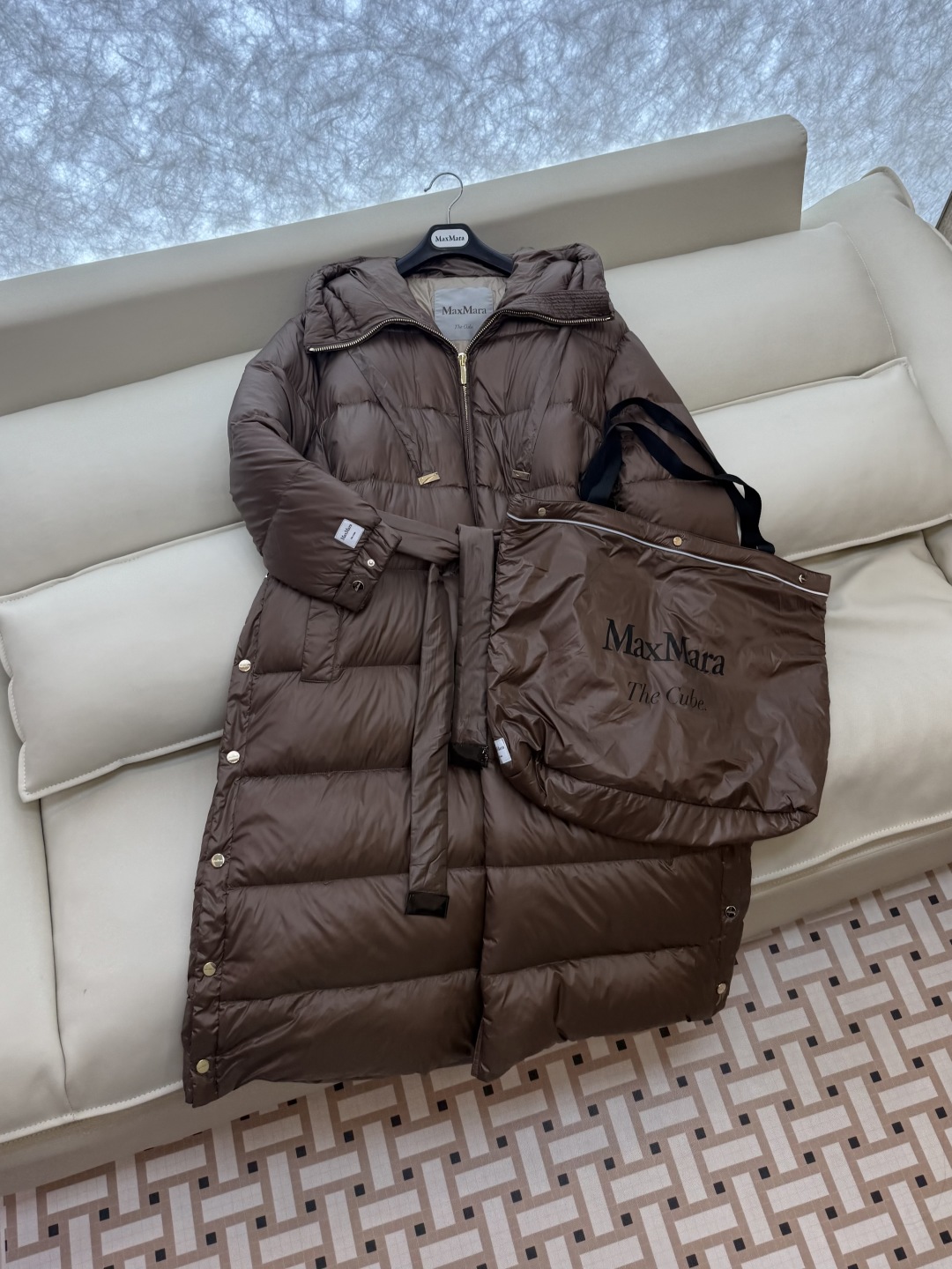 M672#新款羽绒服⚠️2025。
max mara  配原包装 原标顶级版 90% 鹅绒羽绒服  黑色