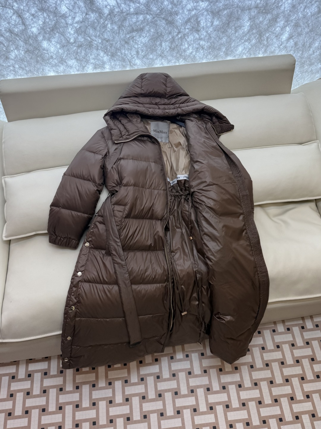 M672#新款羽绒服⚠️2025。
max mara  配原包装 原标顶级版 90% 鹅绒羽绒服  黑色