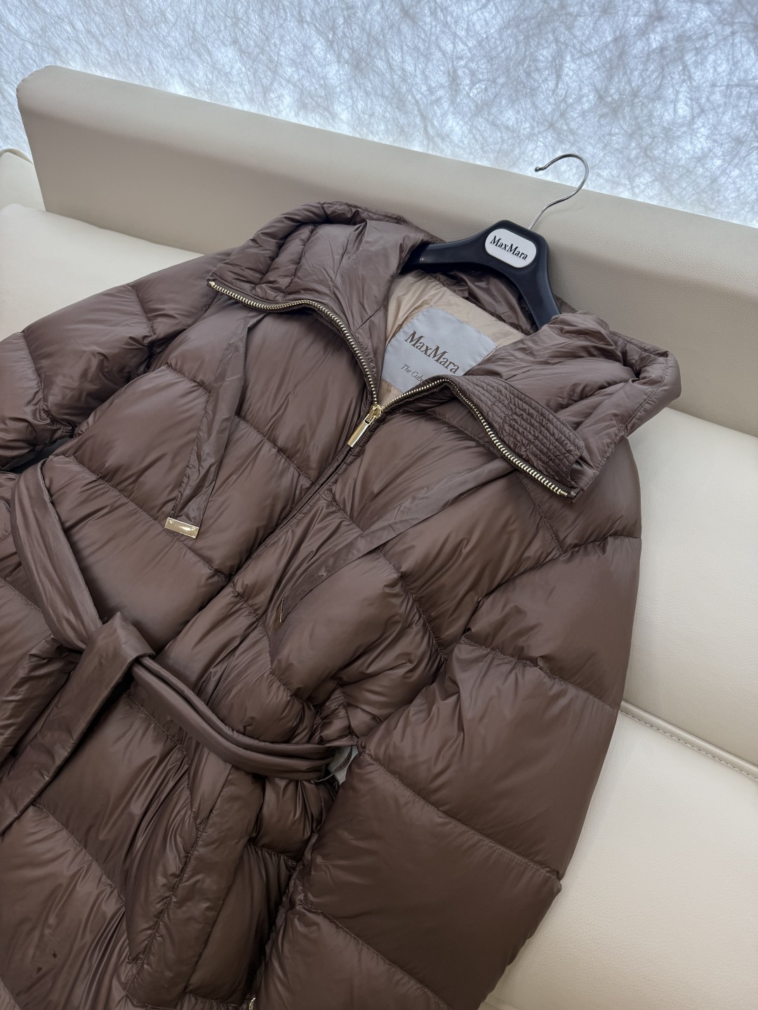 M672#新款羽绒服⚠️2025。
max mara  配原包装 原标顶级版 90% 鹅绒羽绒服  黑色