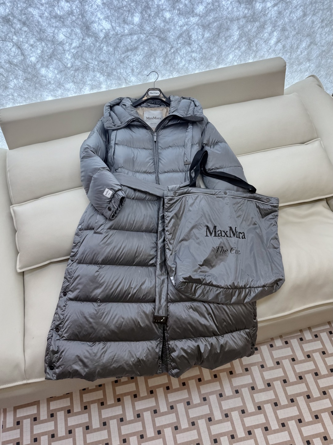 M672#新款羽绒服⚠️2025。
max mara  配原包装 原标顶级版 90% 鹅绒羽绒服  黑色
