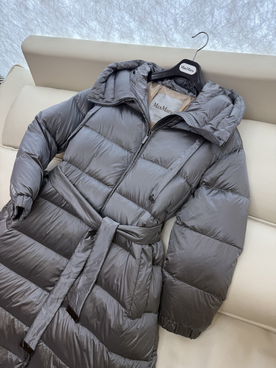 M672#新款羽绒服⚠️2025。
max mara  配原包装 原标顶级版 90% 鹅绒羽绒服  黑色