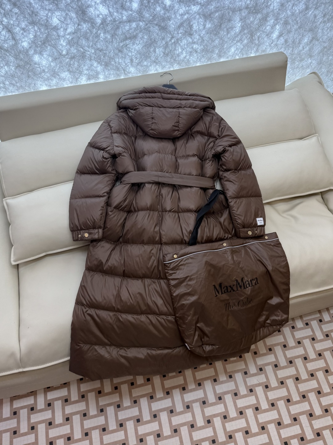 M672#新款羽绒服⚠️2025。
max mara  配原包装 原标顶级版 90% 鹅绒羽绒服  黑色
