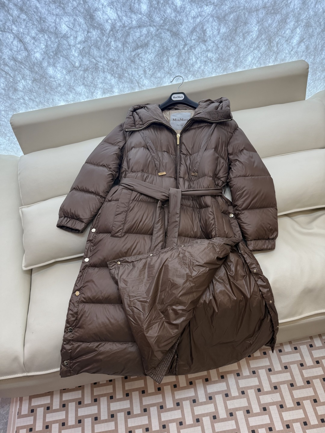 M672#新款羽绒服⚠️2025。
max mara  配原包装 原标顶级版 90% 鹅绒羽绒服  黑色
