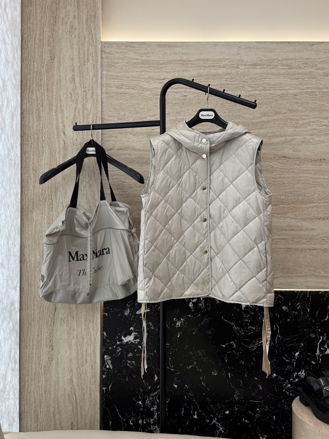 M668#新款羽绒服⚠️🌾 max mara 配原包装 原标高定版 菱形格 羽绒马甲 90% 鹅绒羽绒服 黑色/米白 M668#新款羽绒服⚠️🌾 max mara 配原包装 原标高定版 菱形格 羽绒马甲 90% 鹅绒羽绒服 黑色/米白