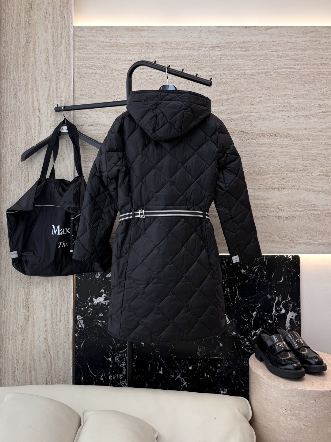 M633#新款羽绒服⚠️。
Max 菱形格 90% 白鹅绒 带帽 修身款 定制腰带 拉链款羽绒服 黑色 