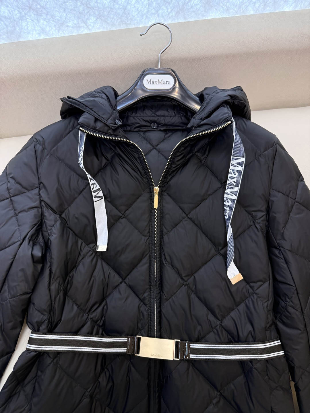 M633#新款羽绒服⚠️。
Max 菱形格 90% 白鹅绒 带帽 修身款 定制腰带 拉链款羽绒服 黑色 