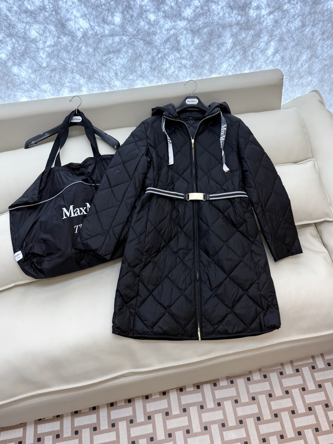 M633#新款羽绒服⚠️。
Max 菱形格 90% 白鹅绒 带帽 修身款 定制腰带 拉链款羽绒服 黑色 