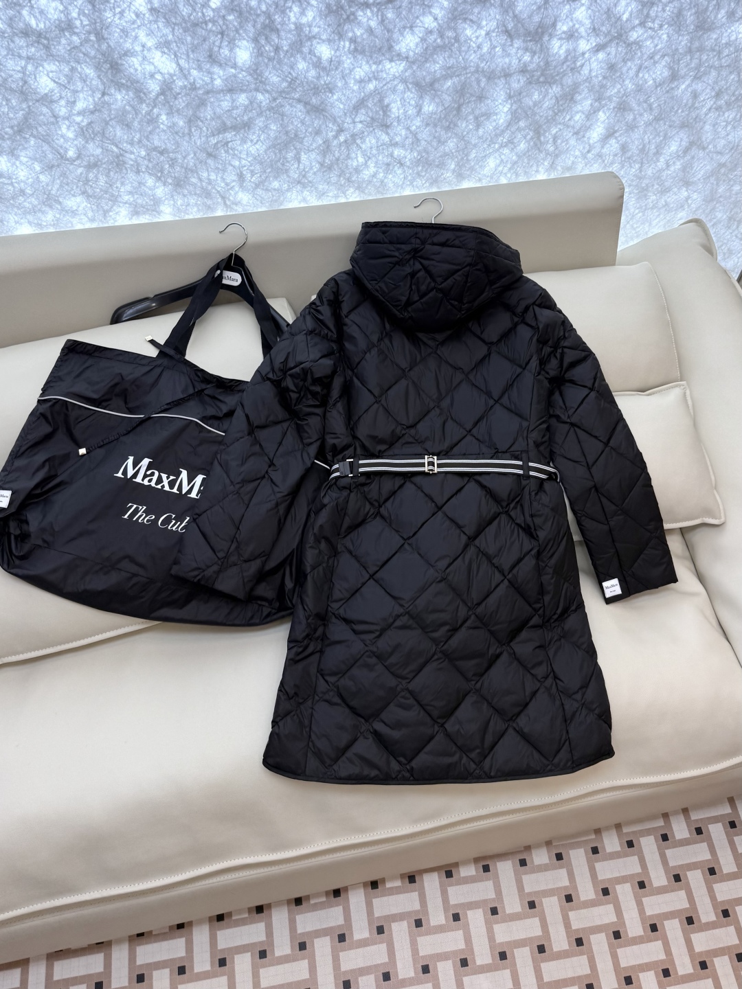 M633#新款羽绒服⚠️。
Max 菱形格 90% 白鹅绒 带帽 修身款 定制腰带 拉链款羽绒服 黑色 