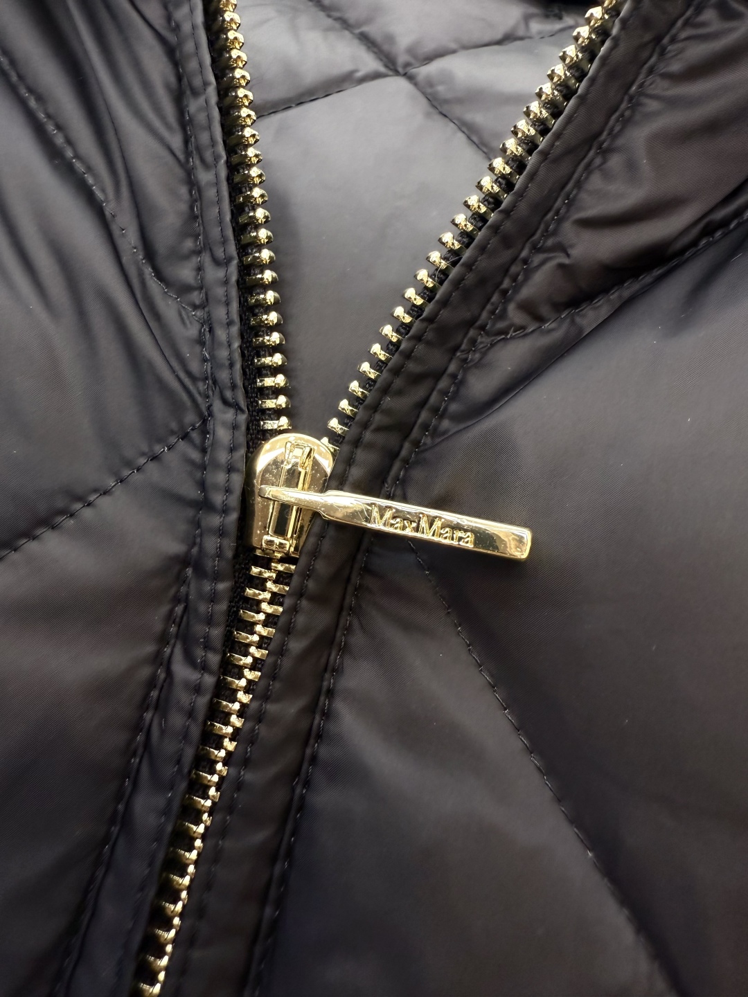 M633#新款羽绒服⚠️。
Max 菱形格 90% 白鹅绒 带帽 修身款 定制腰带 拉链款羽绒服 黑色 
