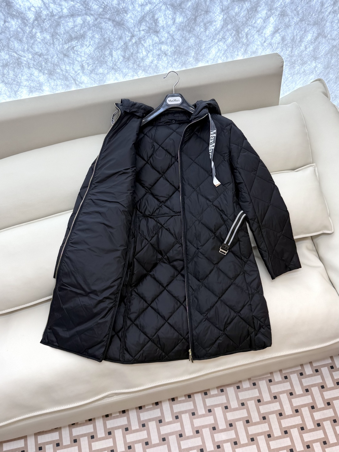 M633#新款羽绒服⚠️。
Max 菱形格 90% 白鹅绒 带帽 修身款 定制腰带 拉链款羽绒服 黑色 