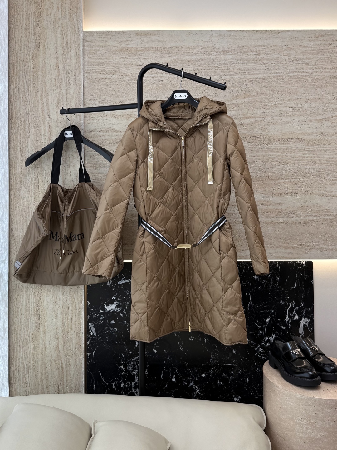 M633#新款羽绒服⚠️。
Max 菱形格 90% 白鹅绒 带帽 修身款 定制腰带 拉链款羽绒服 黑色 