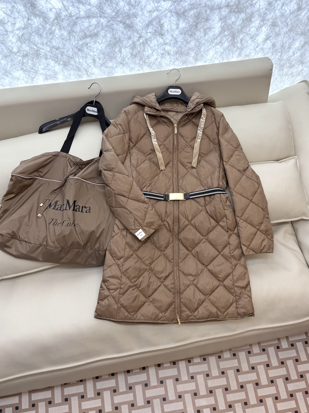M633#新款羽绒服⚠️。
Max 菱形格 90% 白鹅绒 带帽 修身款 定制腰带 拉链款羽绒服 黑色 