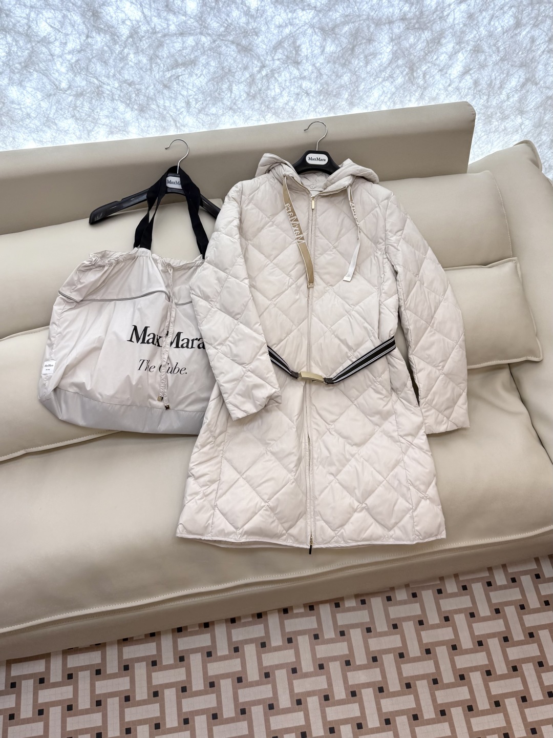 M633#新款羽绒服⚠️。
Max 菱形格 90% 白鹅绒 带帽 修身款 定制腰带 拉链款羽绒服 黑色 