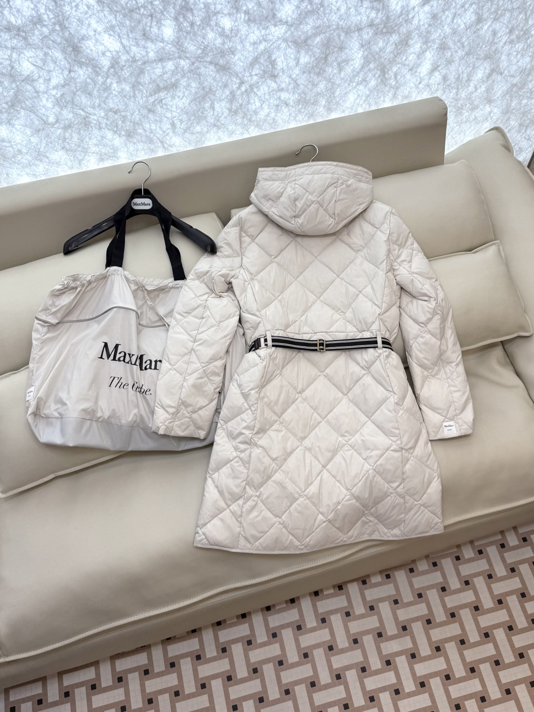 M633#新款羽绒服⚠️。
Max 菱形格 90% 白鹅绒 带帽 修身款 定制腰带 拉链款羽绒服 黑色 