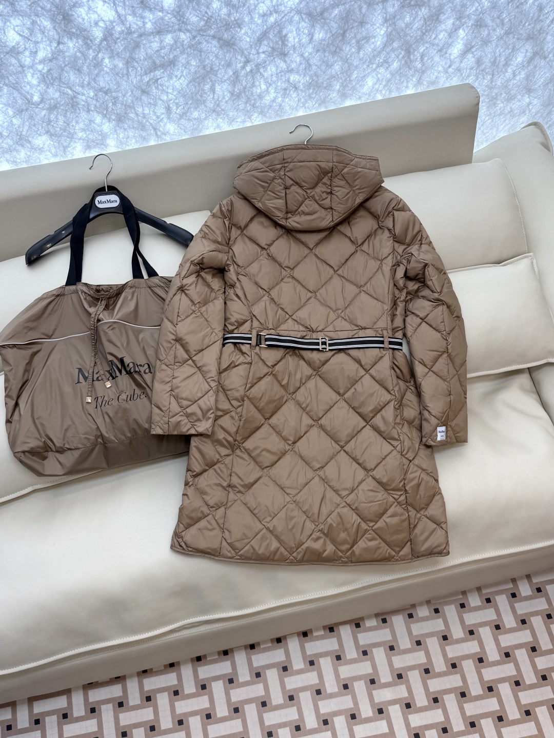 M633#新款羽绒服⚠️。
Max 菱形格 90% 白鹅绒 带帽 修身款 定制腰带 拉链款羽绒服 黑色 