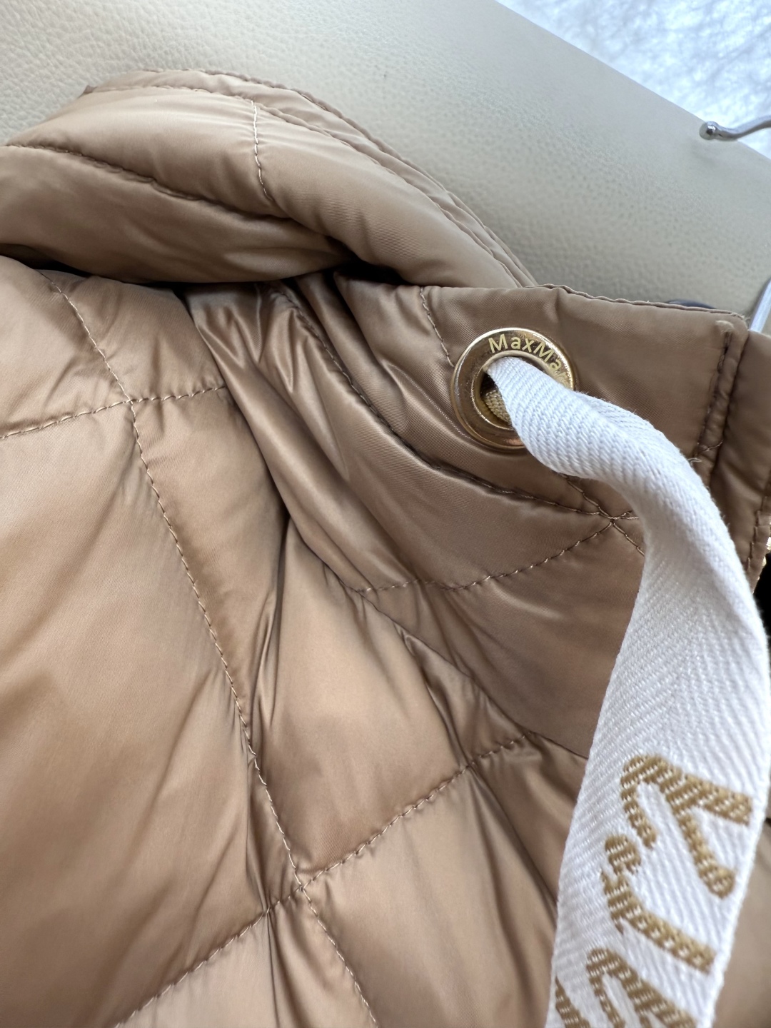 M633#新款羽绒服⚠️。
Max 菱形格 90% 白鹅绒 带帽 修身款 定制腰带 拉链款羽绒服 黑色 