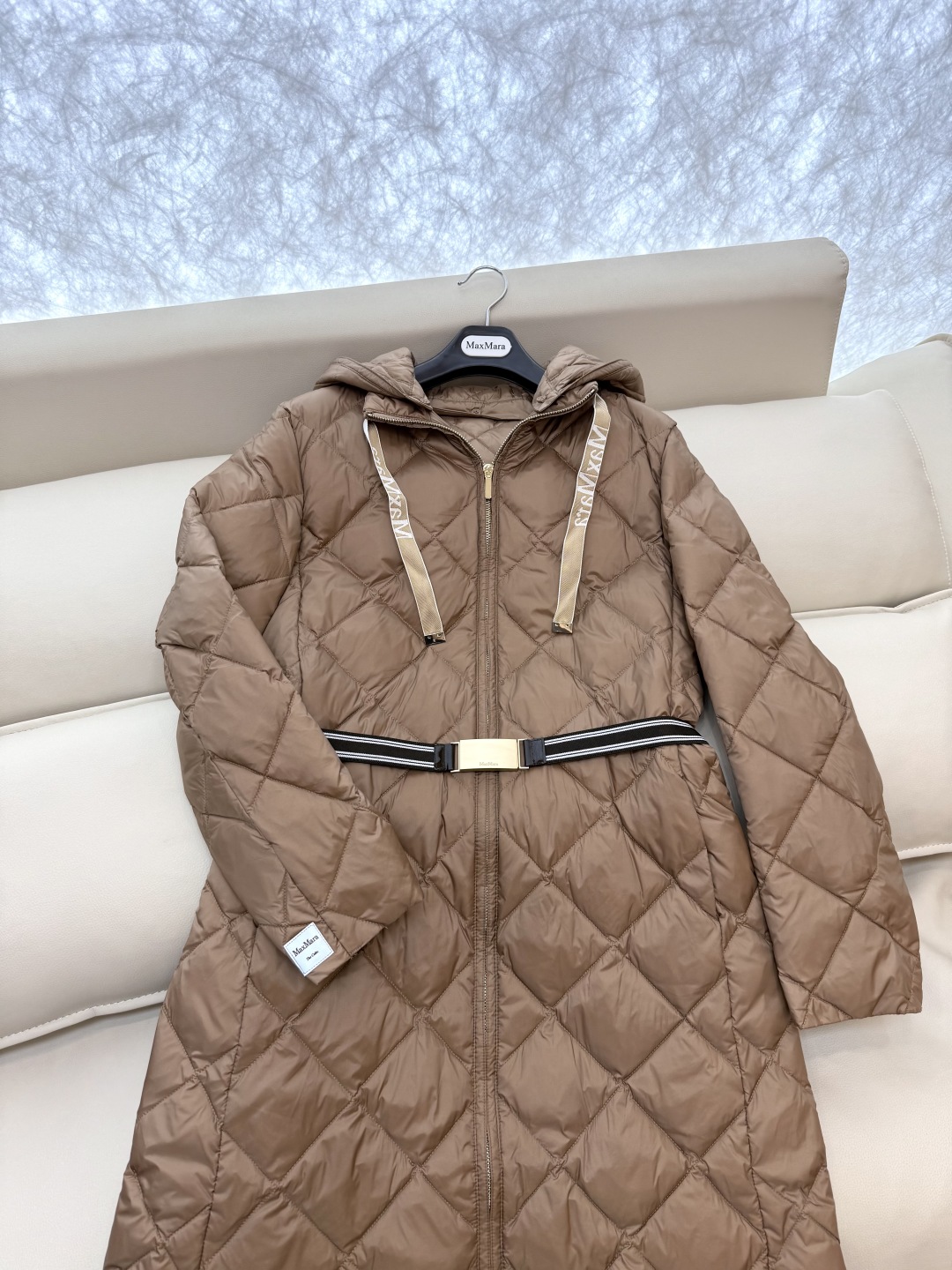 M633#新款羽绒服⚠️。
Max 菱形格 90% 白鹅绒 带帽 修身款 定制腰带 拉链款羽绒服 黑色 