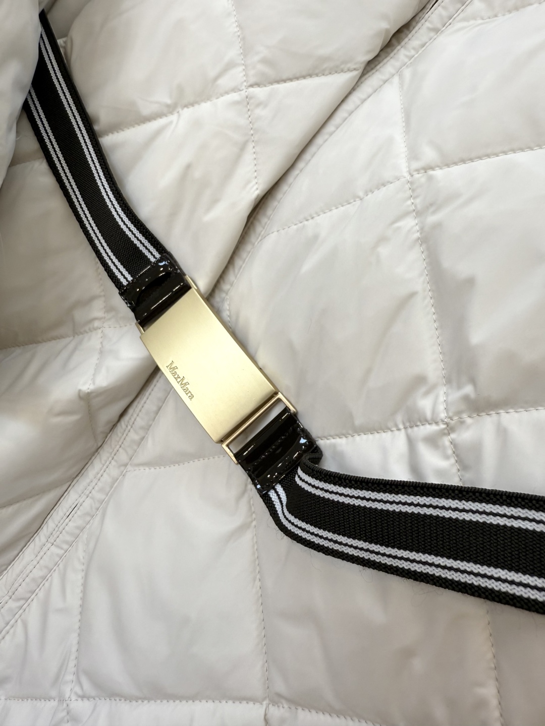 M633#新款羽绒服⚠️。
Max 菱形格 90% 白鹅绒 带帽 修身款 定制腰带 拉链款羽绒服 黑色 