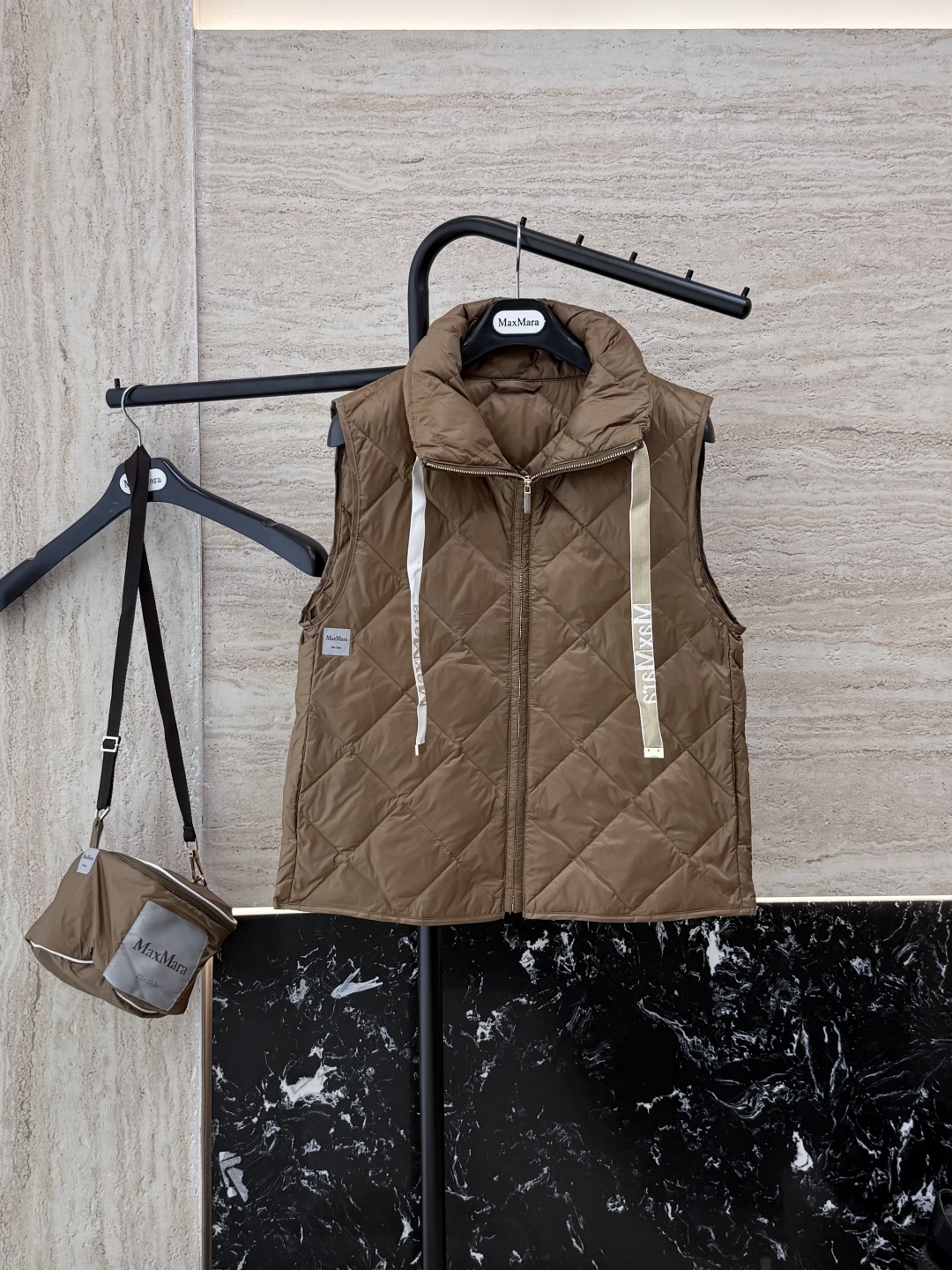 M233#新款羽绒服⚠️。
max mara  配原包装 原标高定版 菱形格 羽绒马甲 90% 鹅绒羽绒