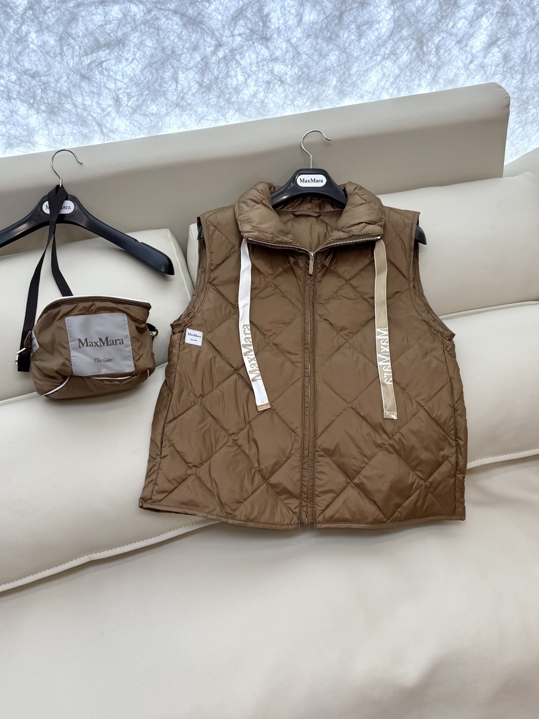 M233#新款羽绒服⚠️。
max mara  配原包装 原标高定版 菱形格 羽绒马甲 90% 鹅绒羽绒