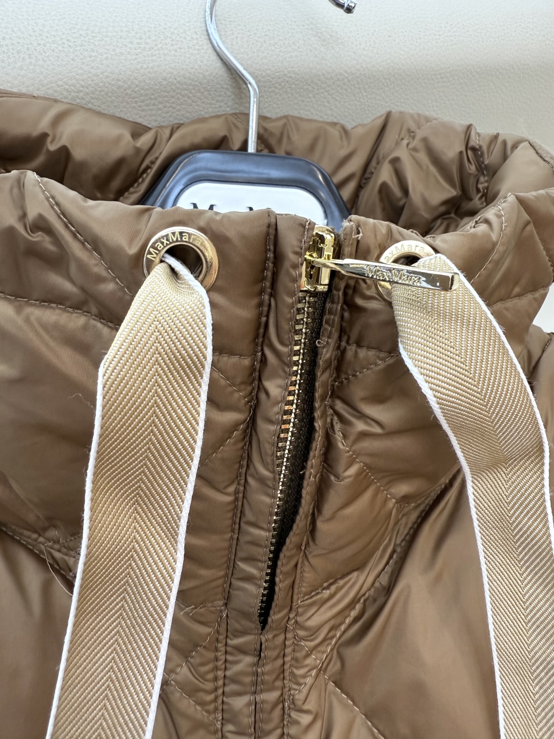 M233#新款羽绒服⚠️。
max mara  配原包装 原标高定版 菱形格 羽绒马甲 90% 鹅绒羽绒