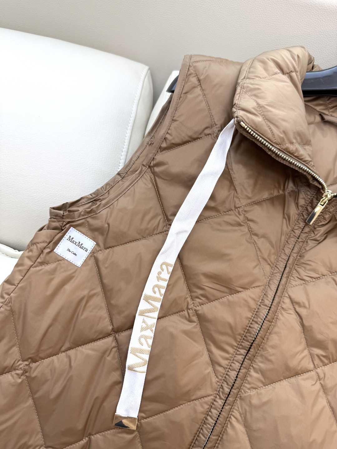 M233#新款羽绒服⚠️。
max mara  配原包装 原标高定版 菱形格 羽绒马甲 90% 鹅绒羽绒