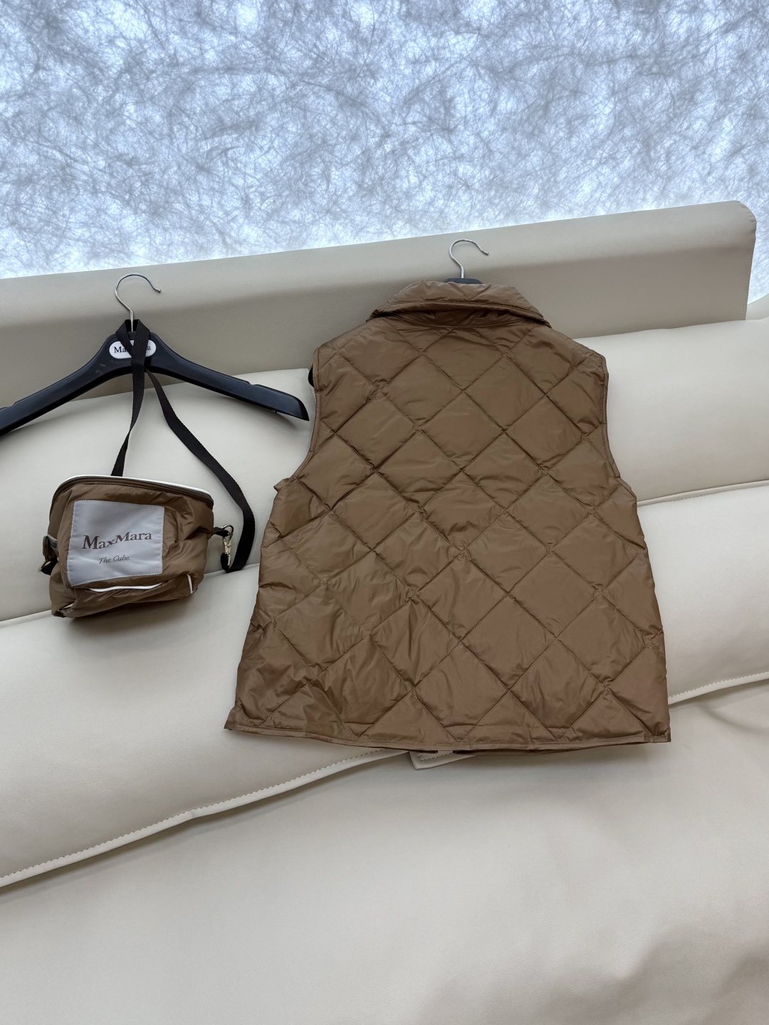 M233#新款羽绒服⚠️。
max mara  配原包装 原标高定版 菱形格 羽绒马甲 90% 鹅绒羽绒