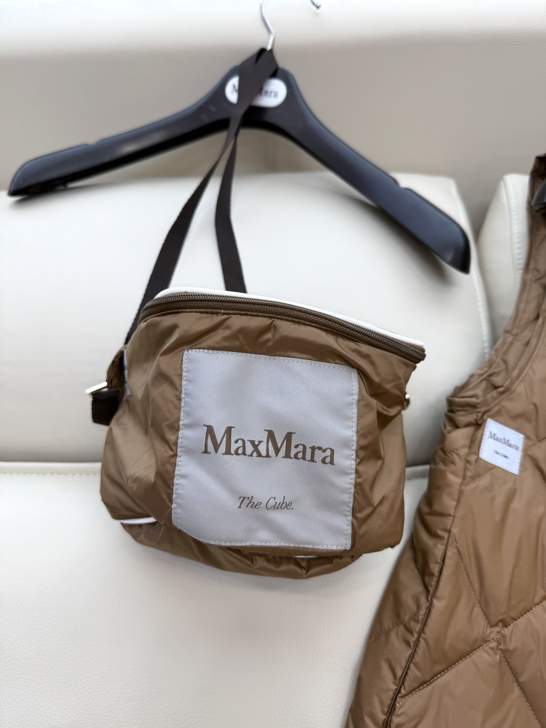 M233#新款羽绒服⚠️。
max mara  配原包装 原标高定版 菱形格 羽绒马甲 90% 鹅绒羽绒