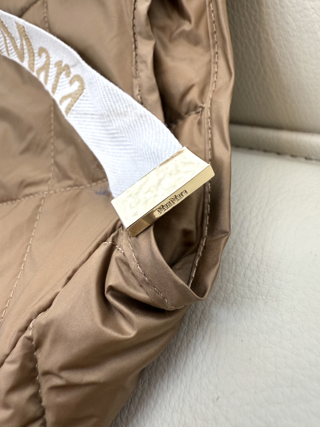 M233#新款羽绒服⚠️。
max mara  配原包装 原标高定版 菱形格 羽绒马甲 90% 鹅绒羽绒