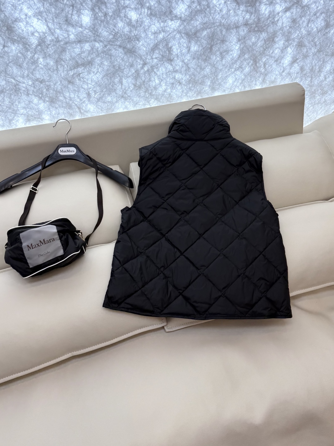 M233#新款羽绒服⚠️。
max mara  配原包装 原标高定版 菱形格 羽绒马甲 90% 鹅绒羽绒