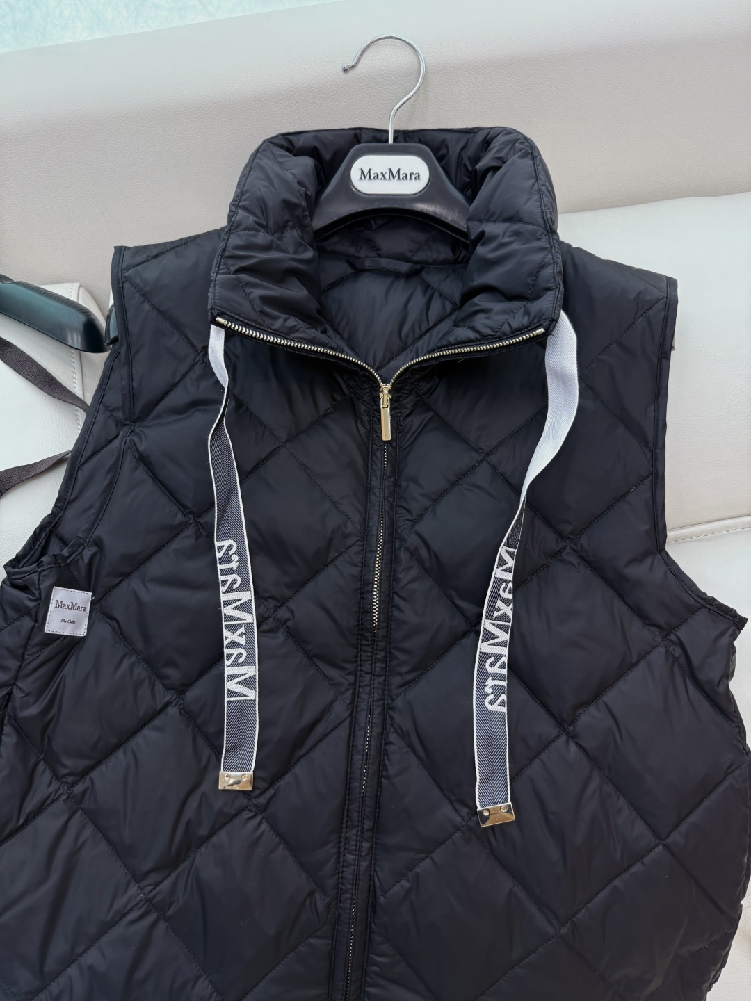 M233#新款羽绒服⚠️。
max mara  配原包装 原标高定版 菱形格 羽绒马甲 90% 鹅绒羽绒