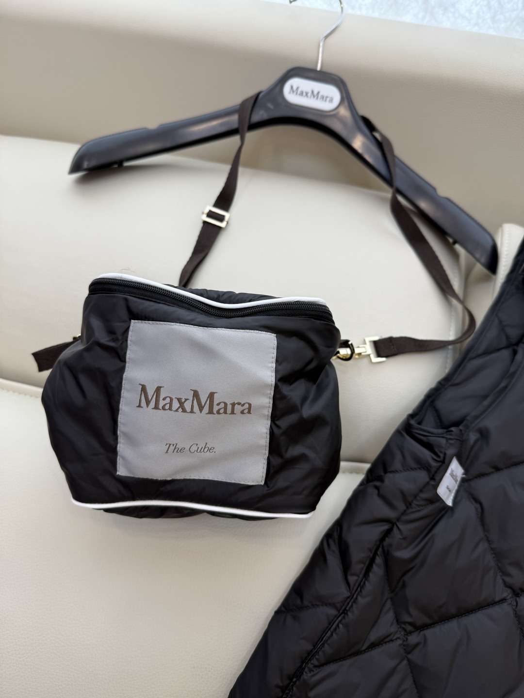 M233#新款羽绒服⚠️。
max mara  配原包装 原标高定版 菱形格 羽绒马甲 90% 鹅绒羽绒