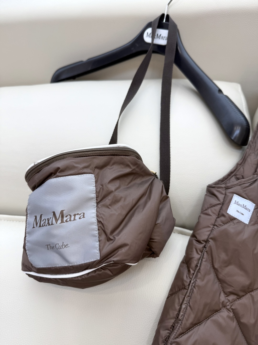 M233#新款羽绒服⚠️。
max mara  配原包装 原标高定版 菱形格 羽绒马甲 90% 鹅绒羽绒