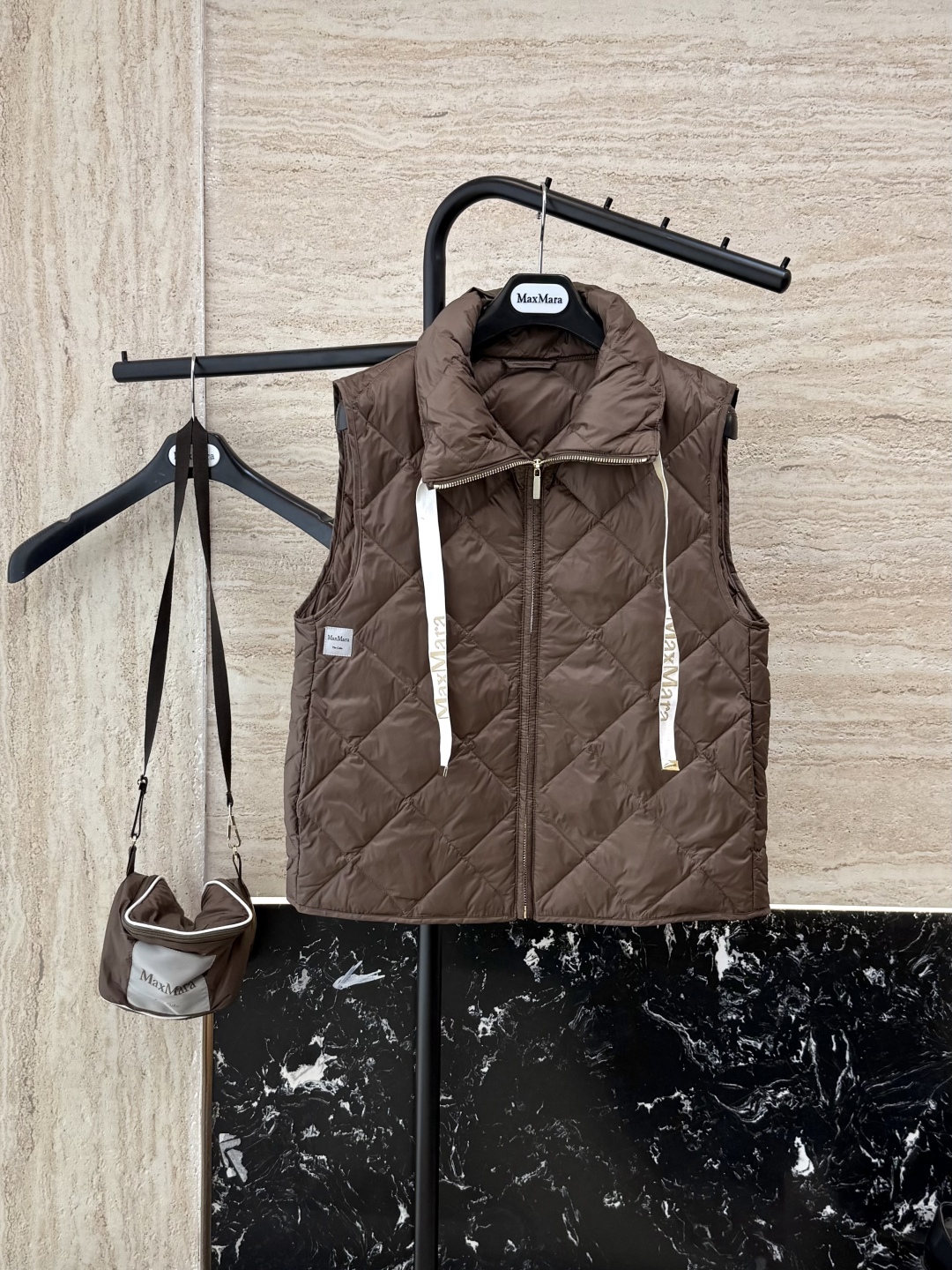 M233#新款羽绒服⚠️。
max mara  配原包装 原标高定版 菱形格 羽绒马甲 90% 鹅绒羽绒