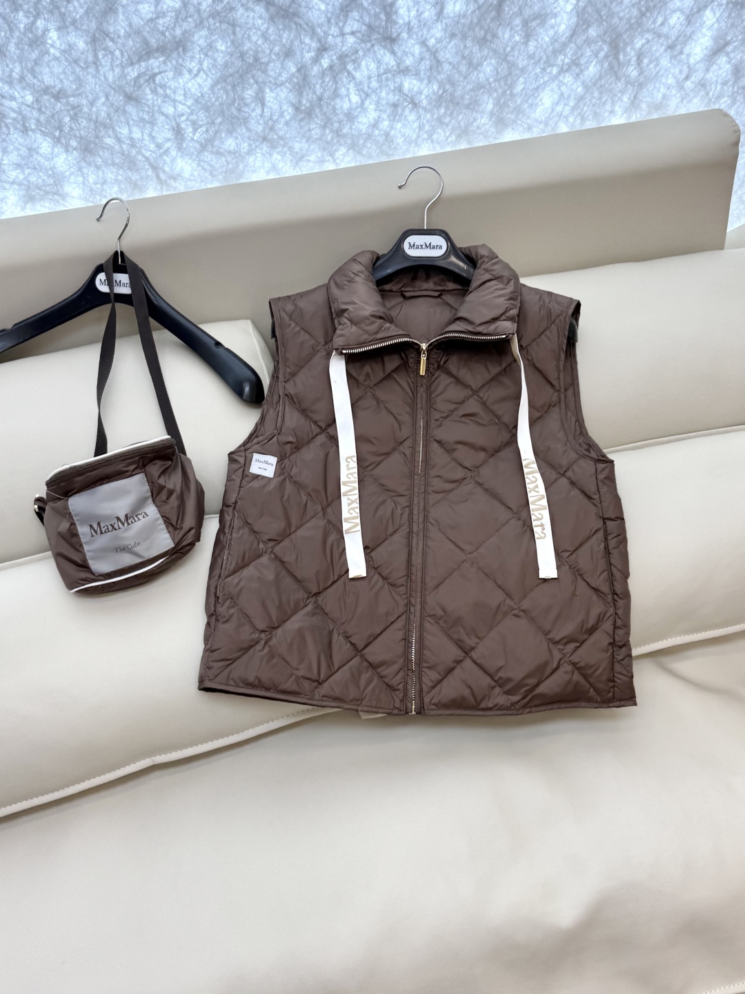 M233#新款羽绒服⚠️。
max mara  配原包装 原标高定版 菱形格 羽绒马甲 90% 鹅绒羽绒