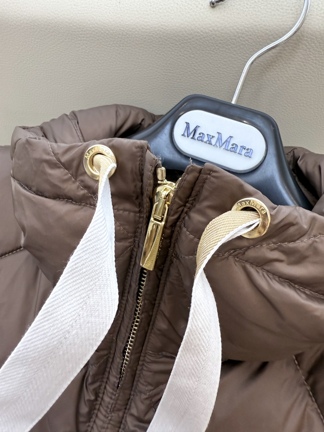 M233#新款羽绒服⚠️。
max mara  配原包装 原标高定版 菱形格 羽绒马甲 90% 鹅绒羽绒