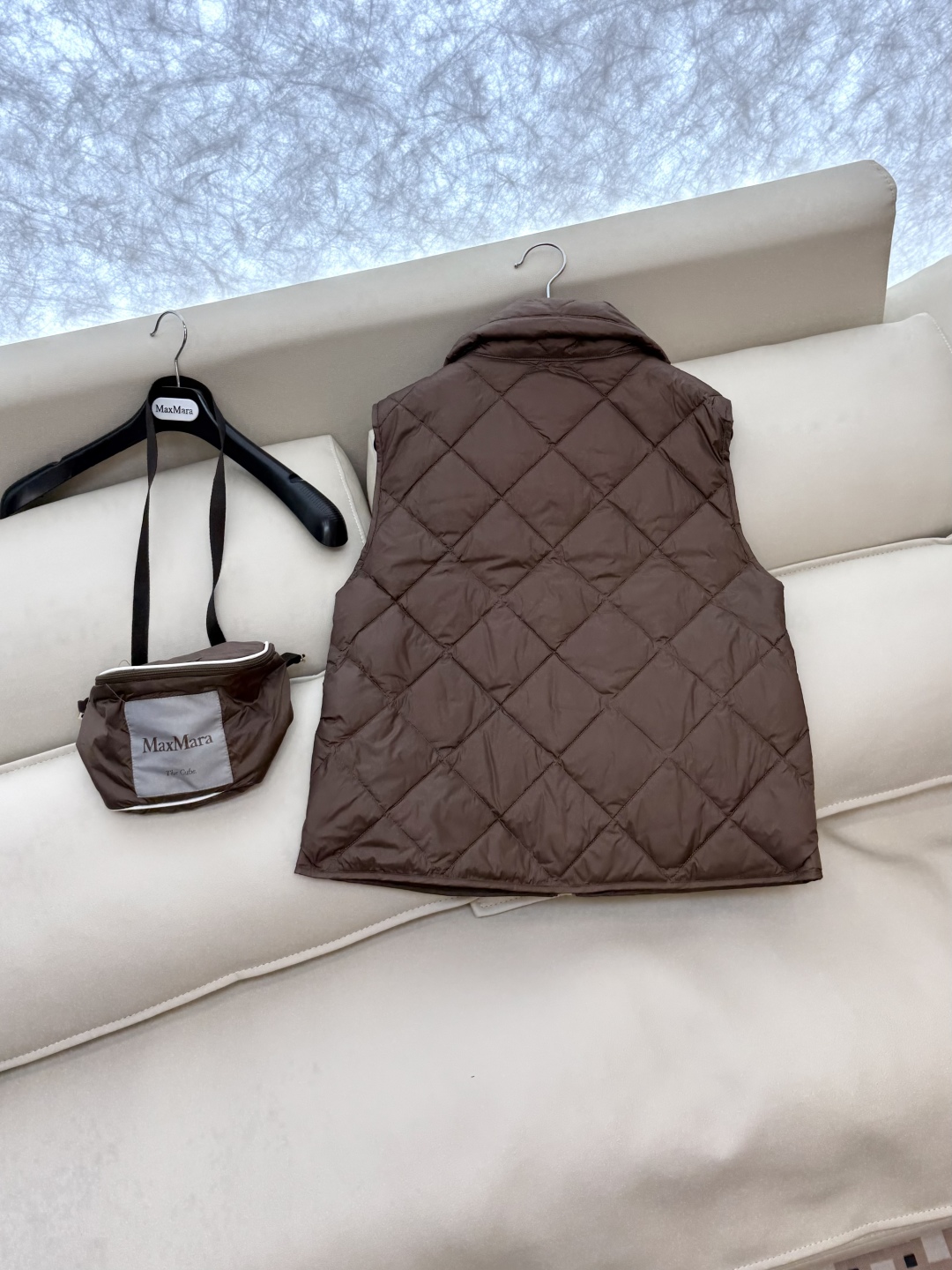 M233#新款羽绒服⚠️。
max mara  配原包装 原标高定版 菱形格 羽绒马甲 90% 鹅绒羽绒