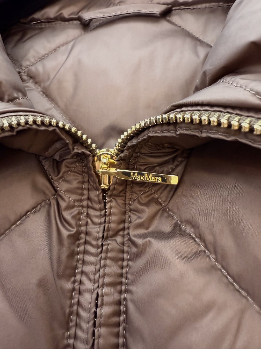 M233#新款羽绒服⚠️。
max mara  配原包装 原标高定版 菱形格 羽绒马甲 90% 鹅绒羽绒